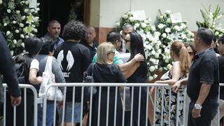 Esposa de Pedro Suárez Vértiz abre las puertas del velatorio para los fans y recibe condolencias (FOTOS)