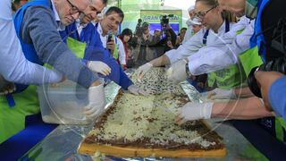 Cocineros peruanos y venezolanos preparan la causa más grande 