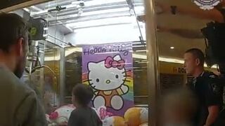 Niño de tres años se mete a máquina de gancho llena de peluches, en Australia (Video)