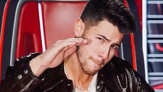 Nick Jonas reaparece en “The Voice” tras accidente: “He estado mejor, pero estoy bien”
