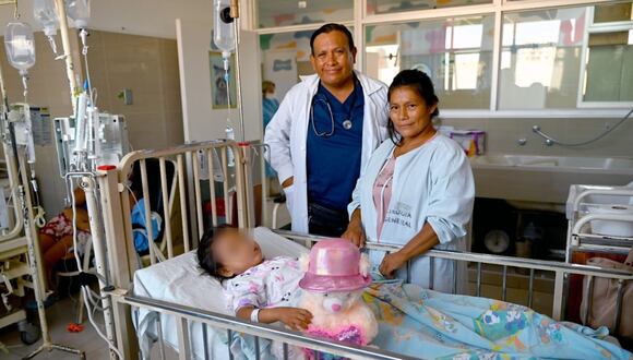 La pequeña Dámaris en recuperación junto al Dr. Jorge Corimanya y la madre de la menor.