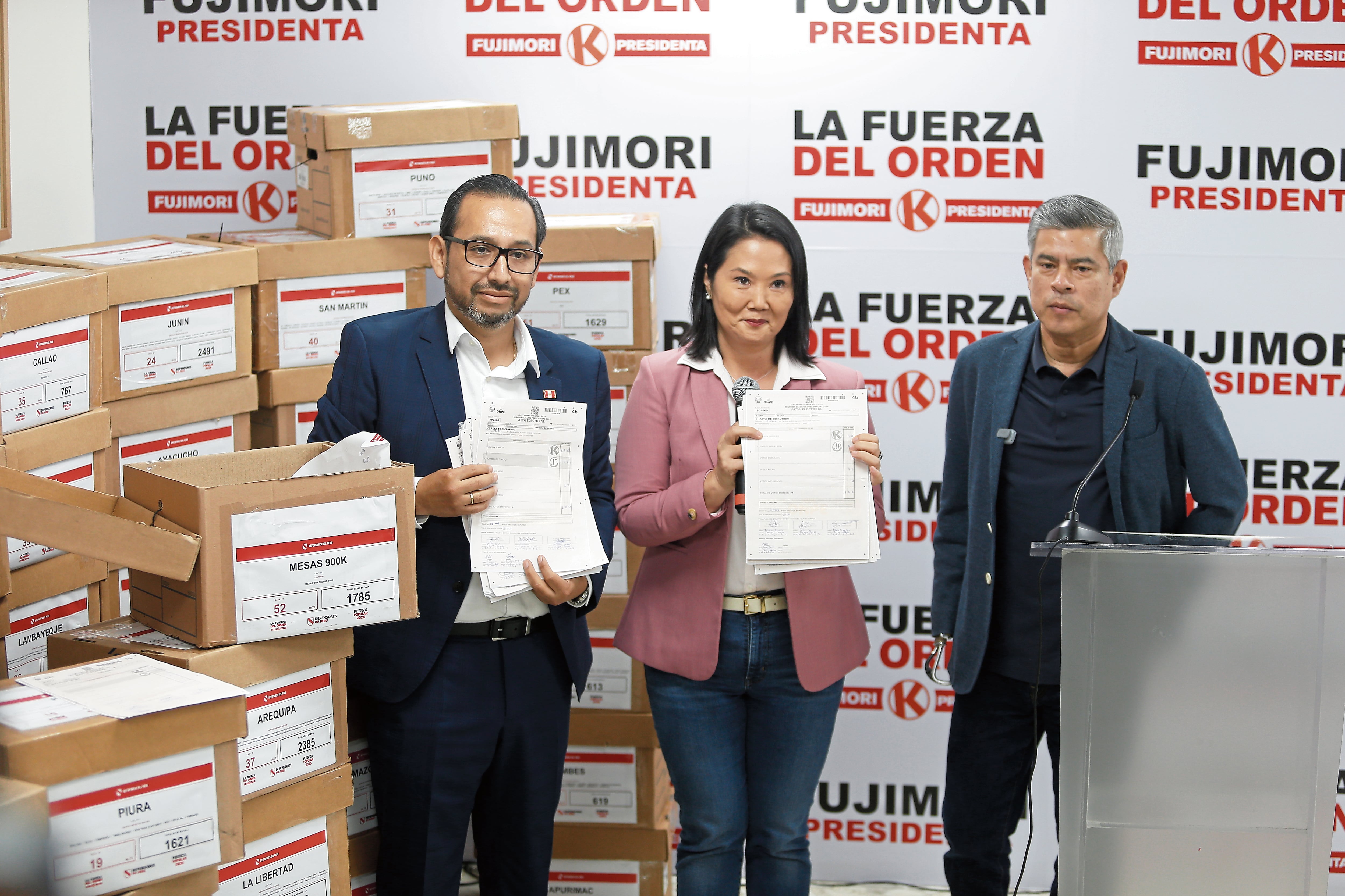 Luis Dyer, Keiko Fujimori y Luis Galarreta muestran copias de miles de actas.
Fotos: César Campos/@photp.gec