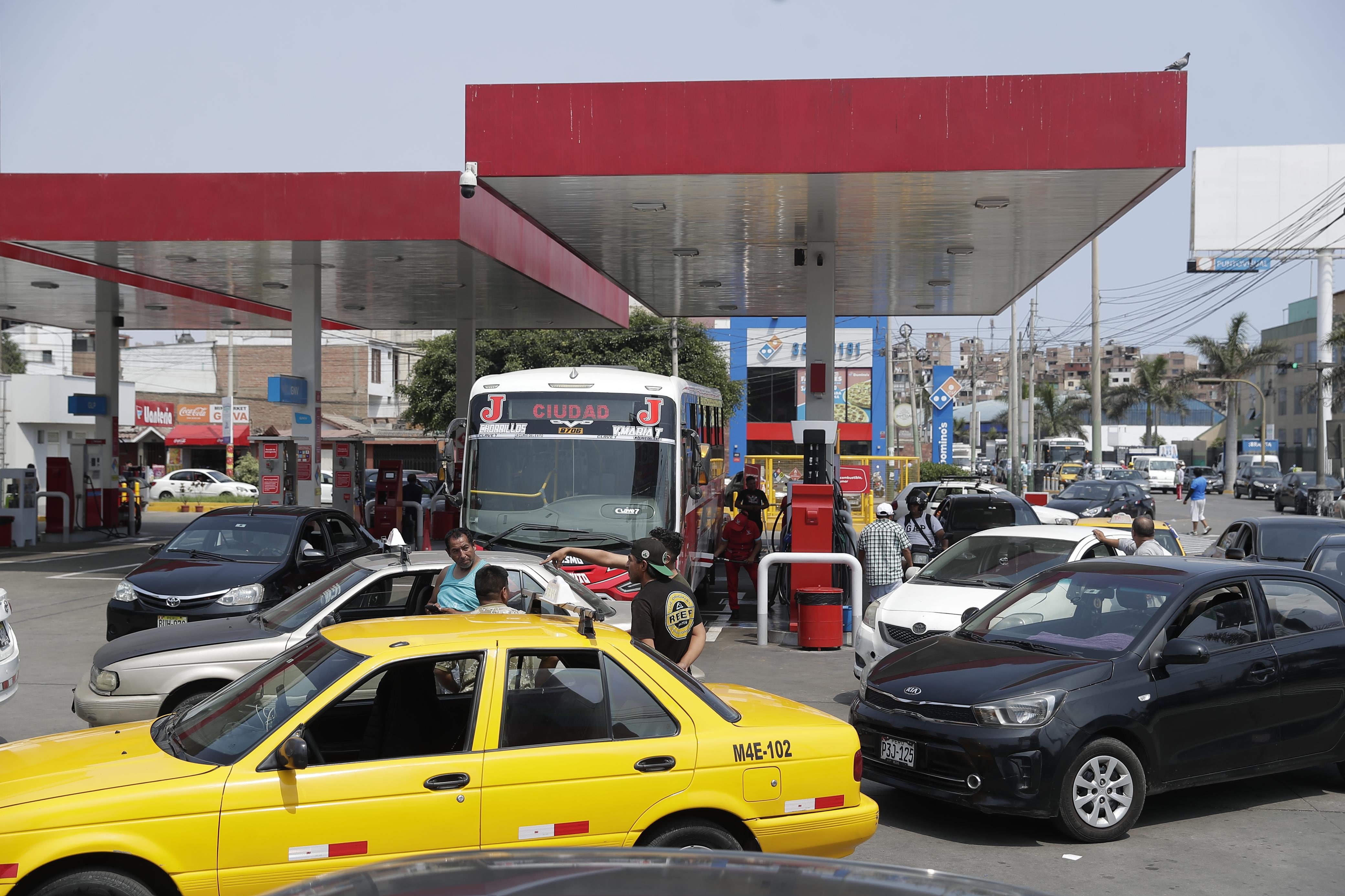 Gran número de vehículos en la tarde del martes en el grifo PetroPerú en la intersección de las avenidas Prolongación Huaylas y Matellini en Chorrillos. Foto: Hugo Pérez.