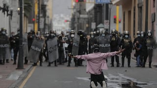 Plaza San Martín: enfrentamiento con bombas lacrimógenas entre manifestantes y policías 