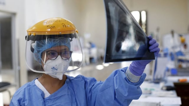 Médicos de Japón realizan el primer trasplante de pulmón de donante vivo a de coronavirus