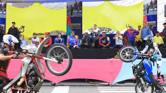 Nicolás Maduro declara deporte nacional a piruetas en motos y genera polémica internacional