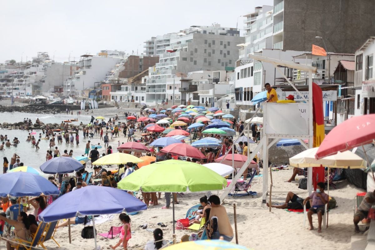 Decenas de personas llegan a las playas de San Bartolo para disfrutar un día fresco en familia. Foto: Julio Reaño/@Photo.gec