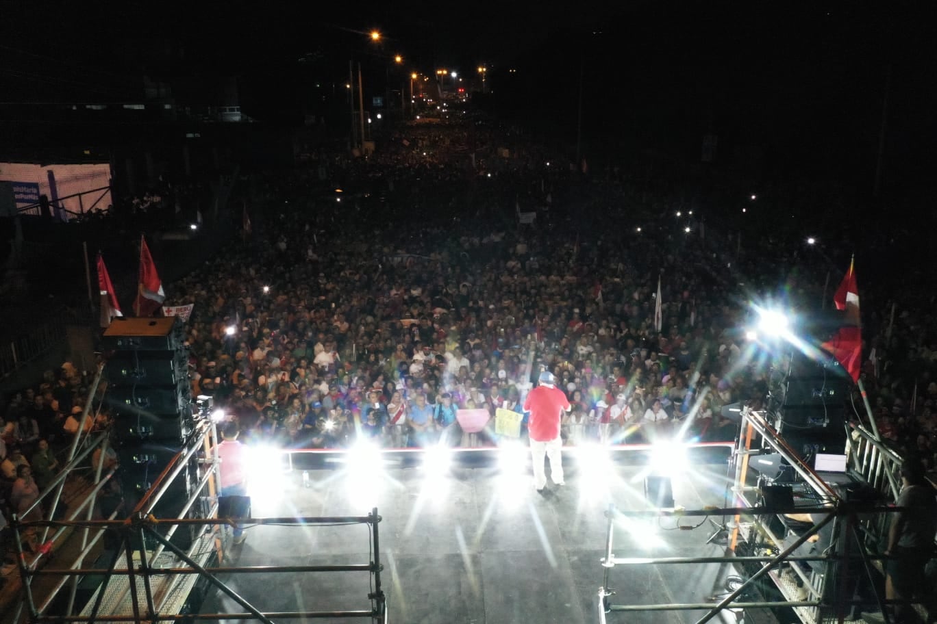 El líder y candidato presidencial por Renovación Popular, Rafael López Aliaga, se dirigió a una multitud. Fotos: Julio Reaño/@photo.gec.