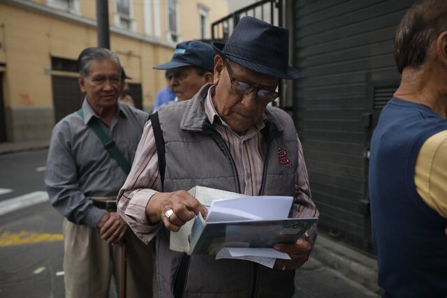 Adultos mayores hacen cola en la sede del FONAVI. (Fotos: Britanie Arroyo @photo.gec)