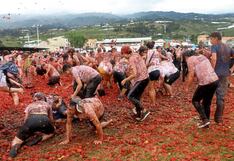 Se agarran a tomatazos y se matan de risa como fin de fiesta