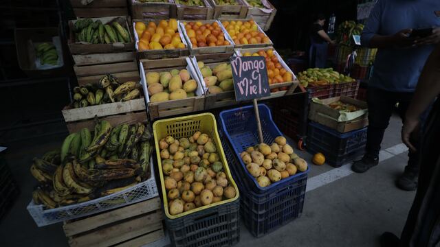 Por el calor ofertan frutas a menor precio en el Gran Mercado Mayorista de Lima