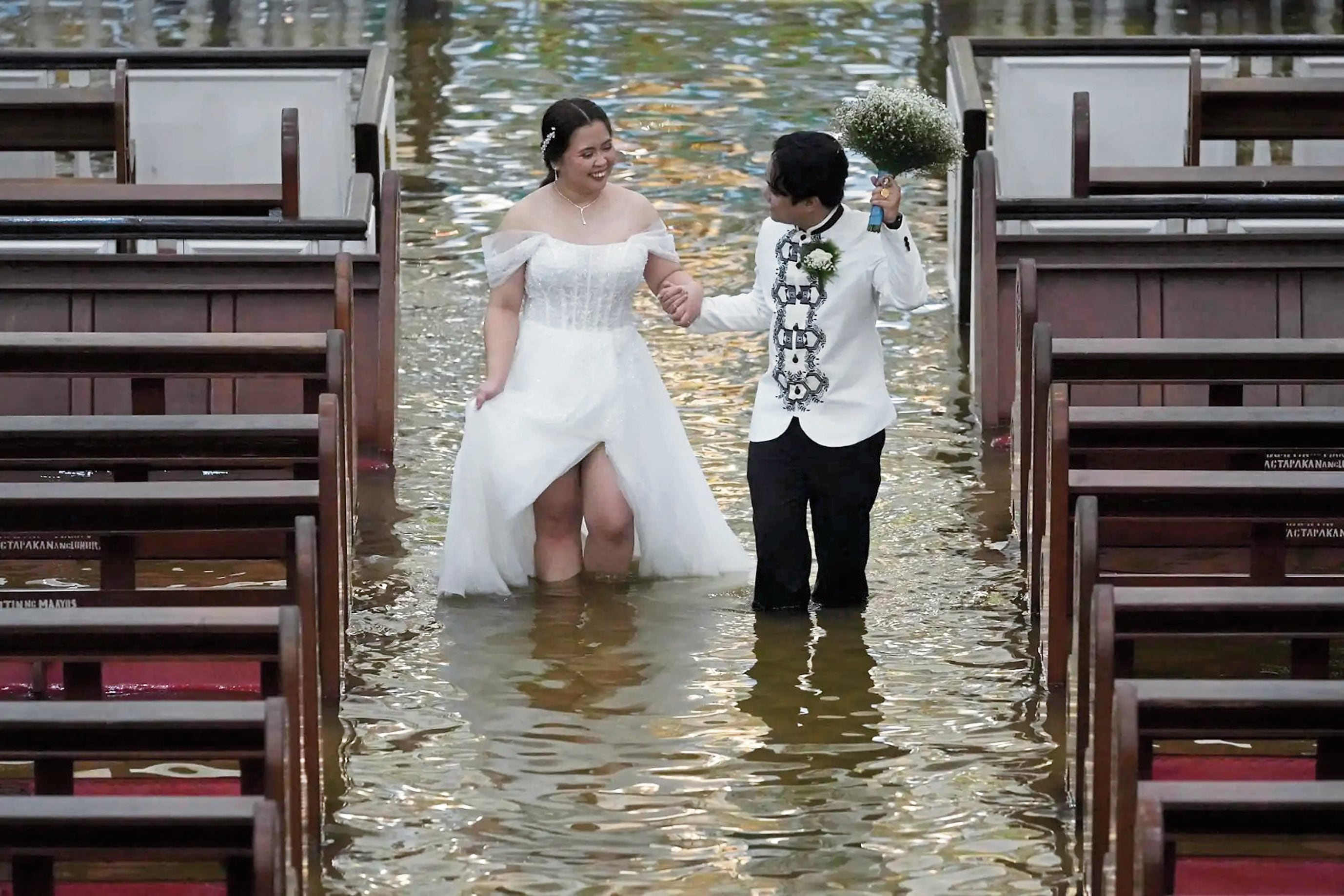 La pareja se jura amor eterno a pesar de las inundaciones que trataron de frustrar la boda.