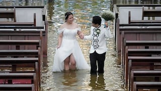 Se casan en iglesia inundada por las lluvias y no faltaron los invitados