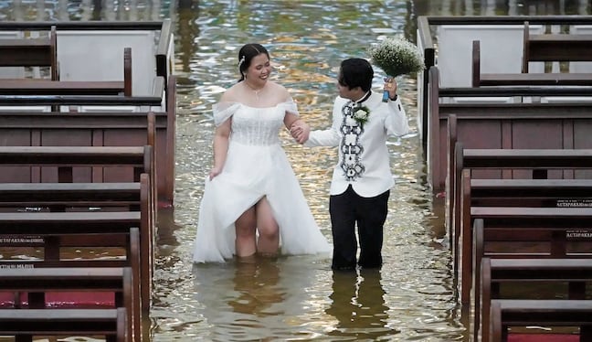 La pareja se jura amor eterno a pesar de las inundaciones que trataron de frustrar la boda.