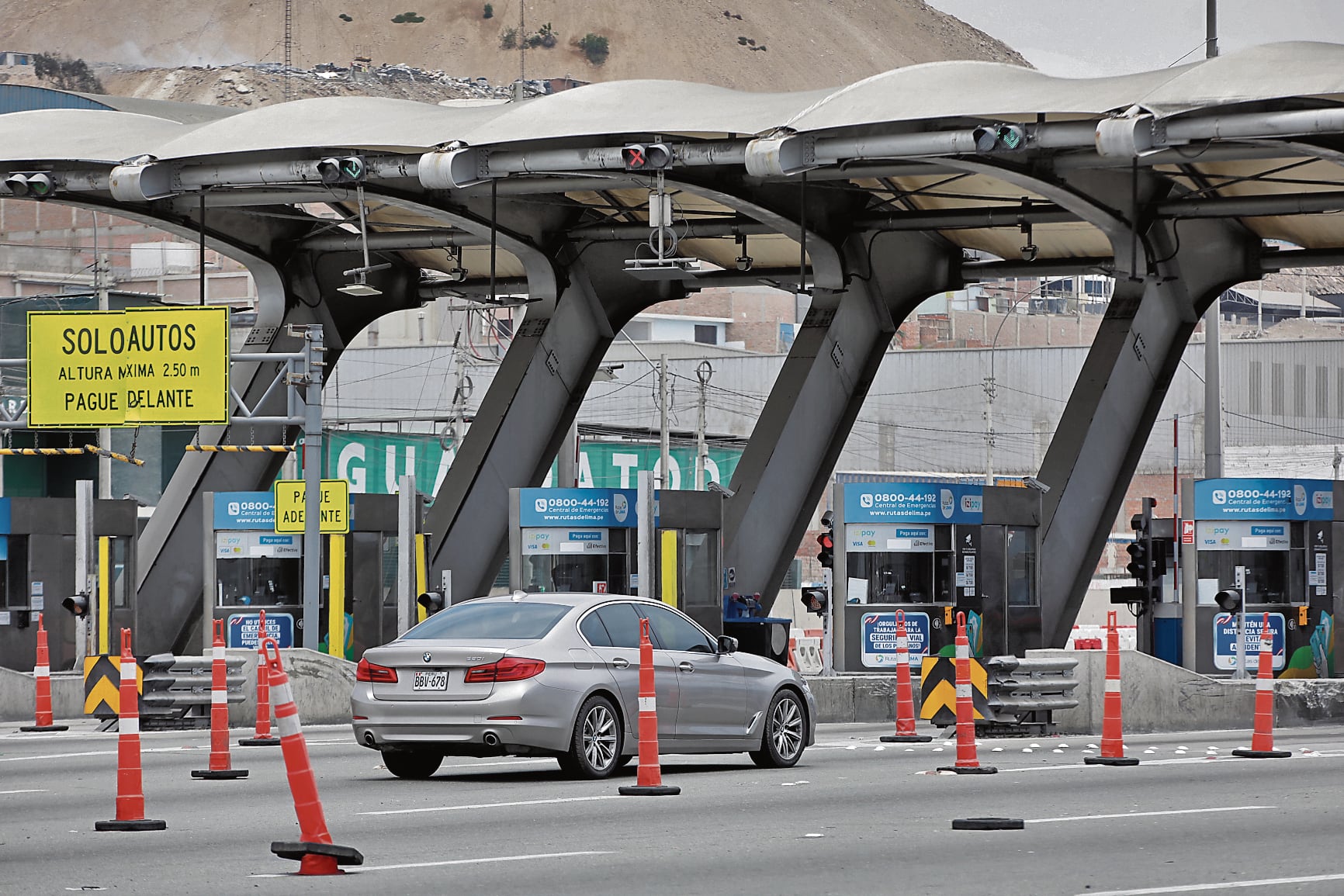 La suspensión del cobro en los peajes de Villa y Punta Negra, luego de que el Poder Judicial declarara fundado en parte el hábeas corpus presentado por la Municipalidad de Santa María del Mar contra la empresa concesionaria Rutas de Lima, ha quedado en nada.
Fotos: Violeta Ayasta/@photo.gec