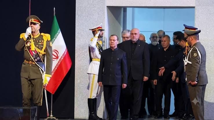 El vicepresidente del Consejo de Seguridad de Rusia, Dimitri Medvedev, rinde homenaje al ayatolá Seyed Ali Jamenei, asesinado por Estados Unidos e Israel.