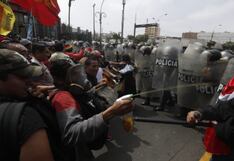 Manifestantes y policías se enfrentaron en el Centro de Lima durante Mensaje a la Nación de Dina Boluarte