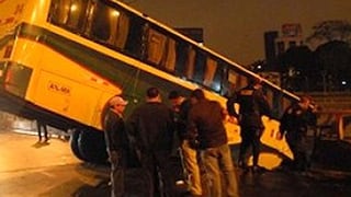 Bus se estrella contra las barandas de la Vía Expresa 