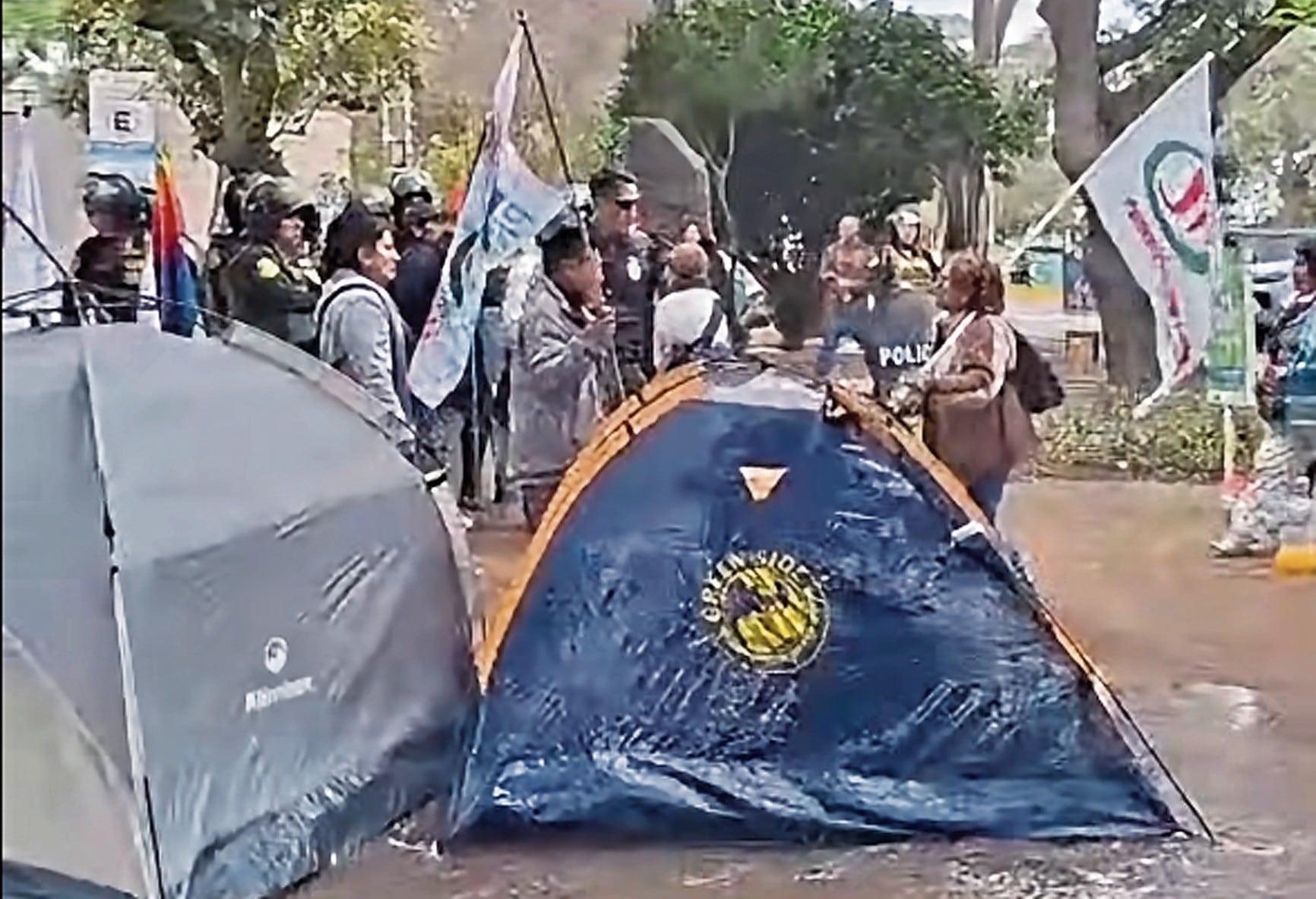Las protestas, en este caso un plantón frente al JNE, han comenzado y de momento son pacíficas, como se espera que continúen.