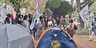 Las protestas, en este caso un plantón frente al JNE, han comenzado y de momento son pacíficas, como se espera que continúen.
