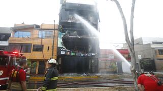 Los Olivos: incendio consume una tienda de colchones y habría sido provocado por extorsionadores