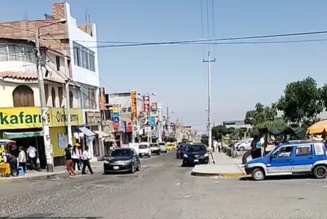 Policía recogiendo restos del explosivo.