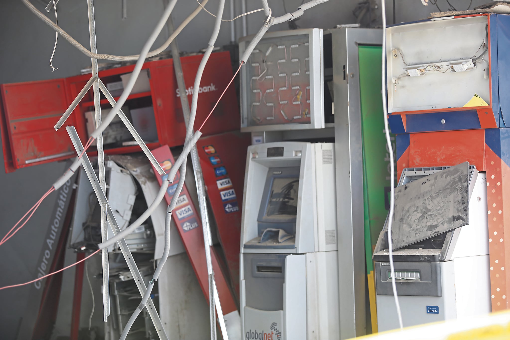 Cajeros quedaron dañados al explotar uno de ellos. Foto: Diana Marcelo/@photo.gec