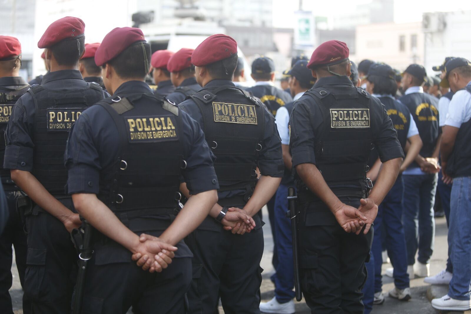 Se investiga a 10 policías de la División de Emergencia de La Victoria por presuntamente abusar de un suboficial.