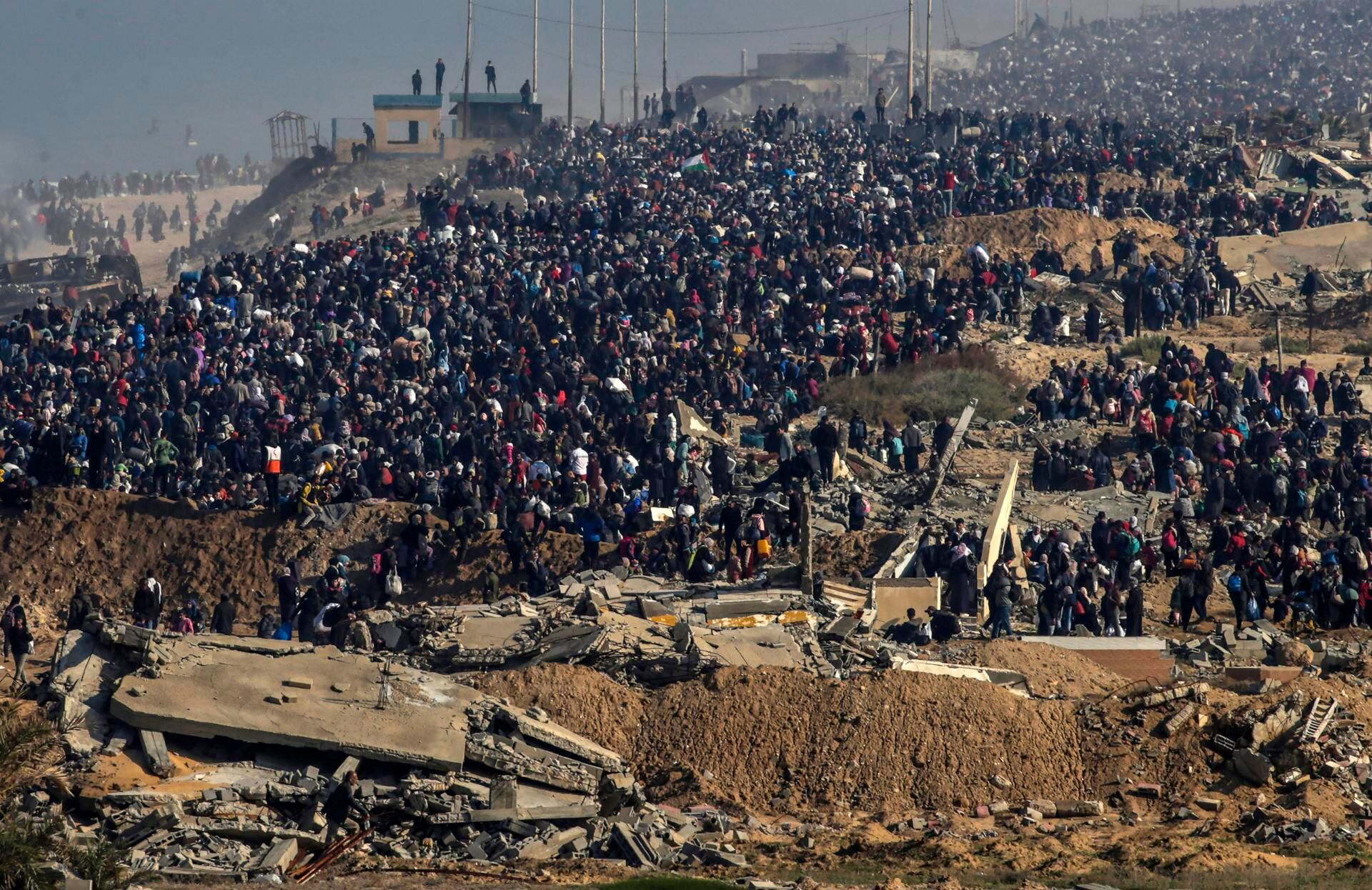 Palestinos desplazados internamente se dirigen desde el sur al norte de Gaza por la carretera Al Rashid, en el centro de la Franja de Gaza, hacia sus casas bombardeadas por Israel. EFE/EPA/MOHAMMED SABER