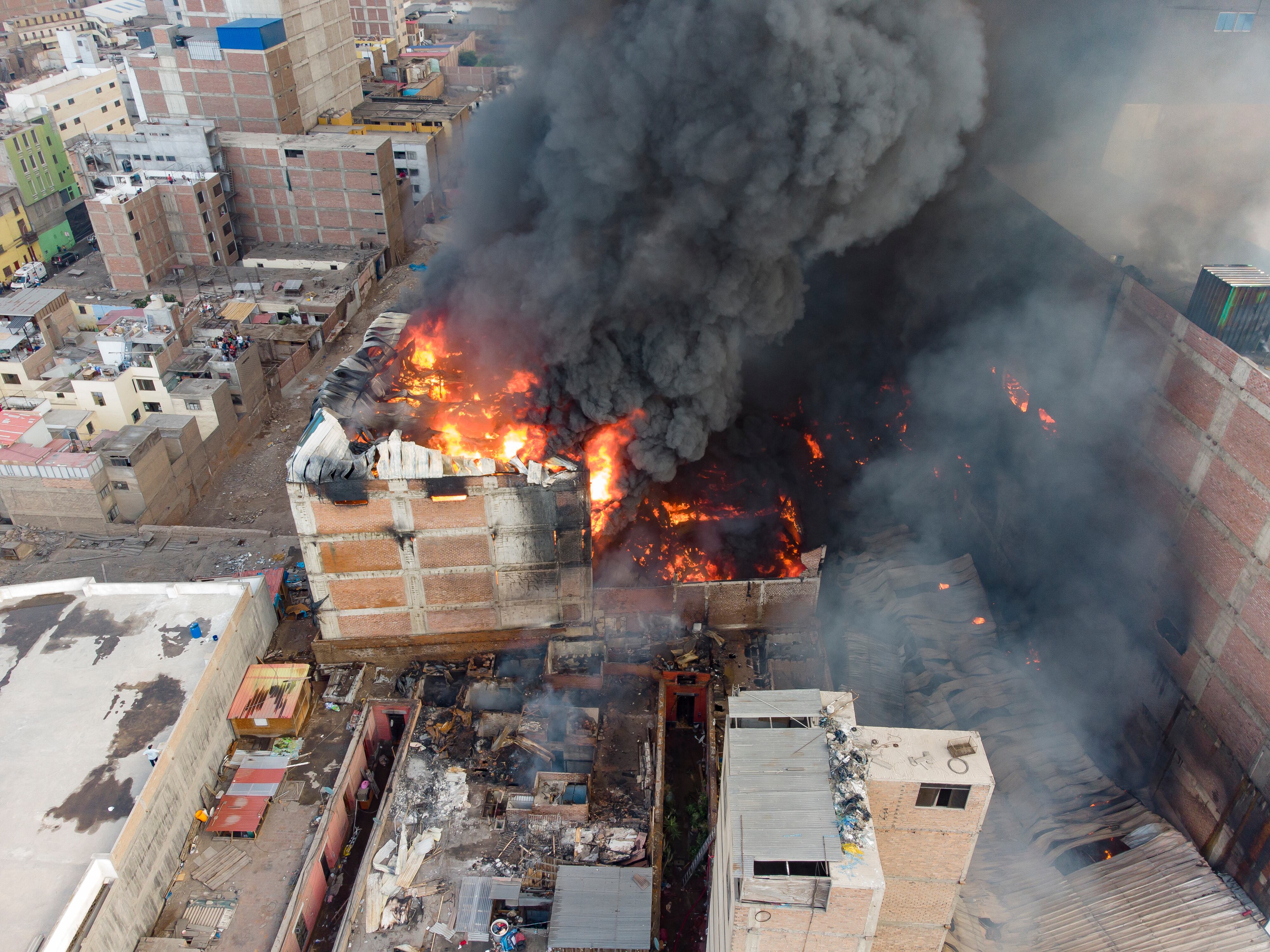 Vista aéreo del edificio afectado, donde había material inflamable. Fotos: Julio Reaño/ @photo.gec