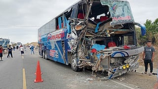 Dos mueren al chocar ómnibus a camión: copiloto queda atrapado y pasajera sale disparada