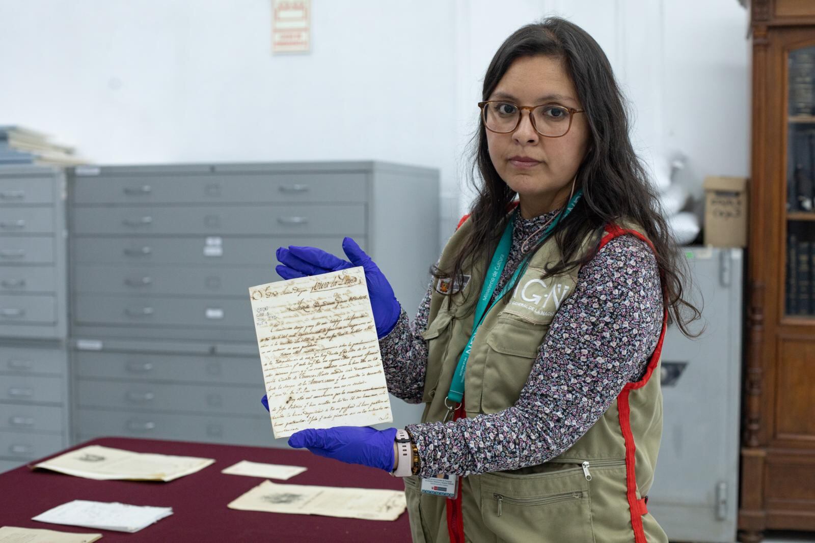 Historiadora muestra joya histórica vinculada a la Independencia del Perú.