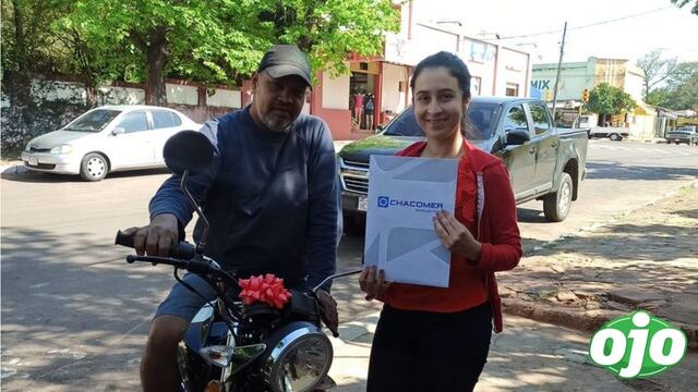 Joven regala una moto a su padrastro por ayudarla a pagar su carrera universitaria