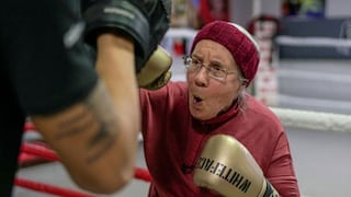 Para ‘no morir de parkinson’, mujer de 75 años practica boxeo 