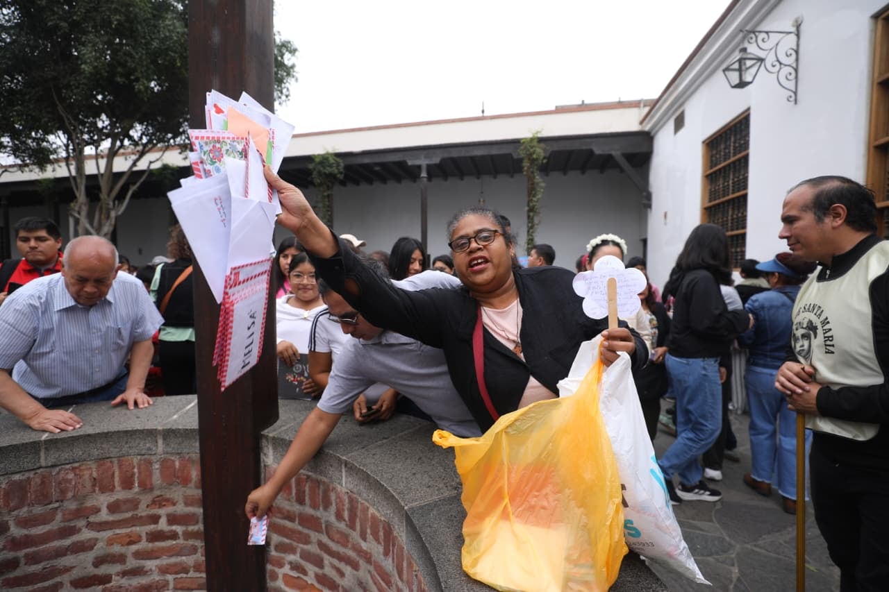 Miles de fieles acuden al Pozo de los Deseos en el Centro de Lima para dejar sus cartas de petición a Santa Rosa de Lima, en el día que se conmemora a la santa. (Fotos: Antonio Melgarejo/ @photo.gec)