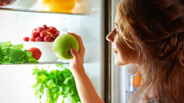 Comer para vivir: ¿Se puede comer fruta de noche?
