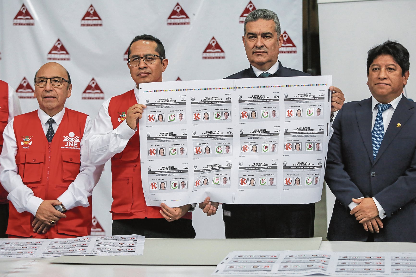 Keiko Fujimori y Roberto Sánchez son optimistas, y ya están las cédulas con sus fotos y nombres de partidos. Foto: Cesar Bueno @photo.gec