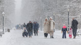 Ola de frío azota a Europa con muertes, enfermedades y problemas en transporte