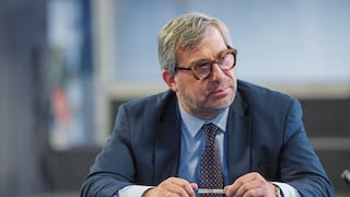 Piero Corvetto renuncia y jura que es para una segunda vuelta “en contexto de mayor confianza”