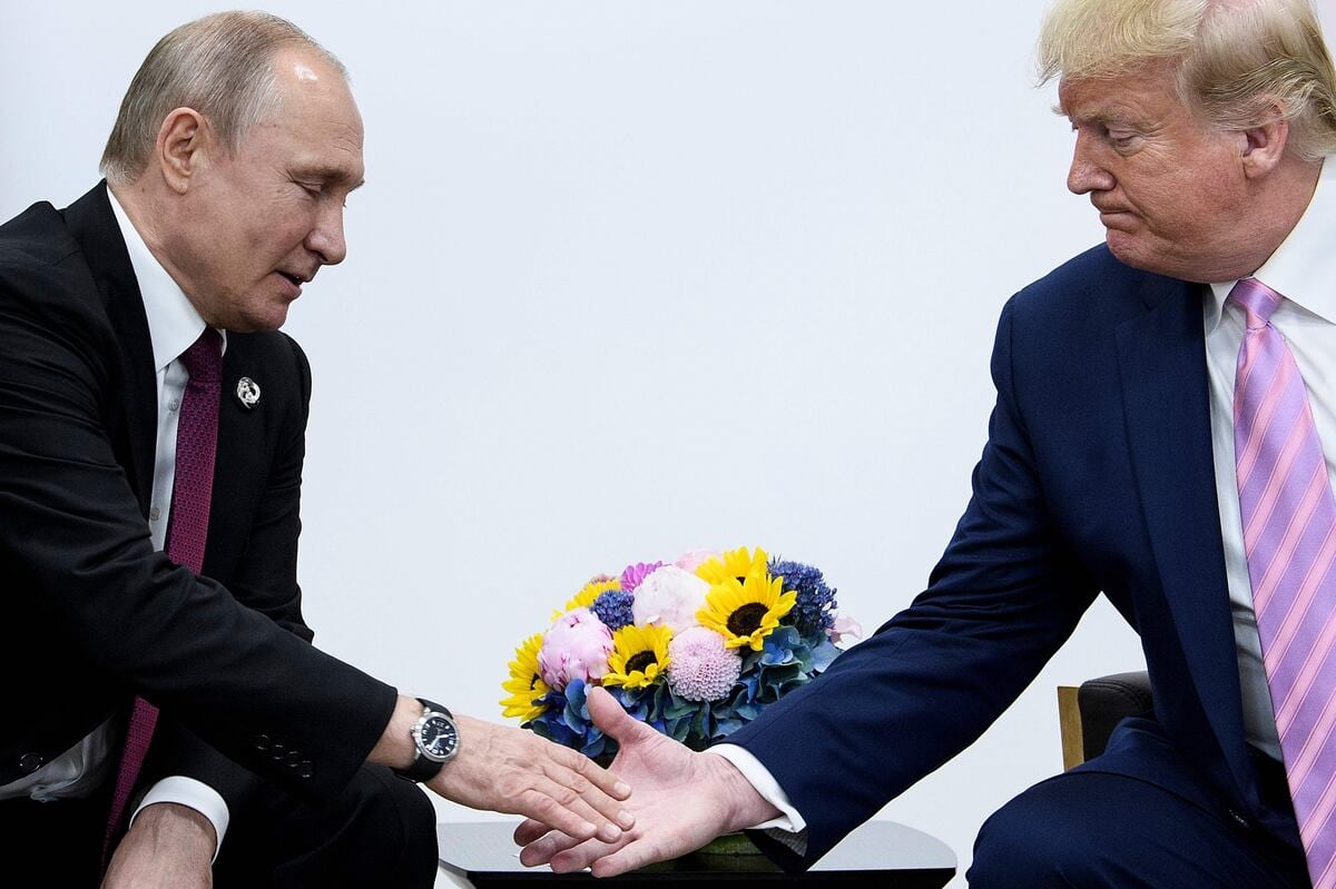 Vladímir Putin estrecha la mano del presidente de Estados Unidos, Donald Trump. Pronto se volverán a encontrar. AFP