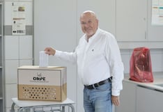 Carlos Bruce emite su voto en Surco y jala orejas al JNE