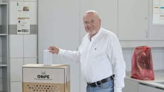 Carlos Bruce emite su voto en Surco y jala orejas al JNE