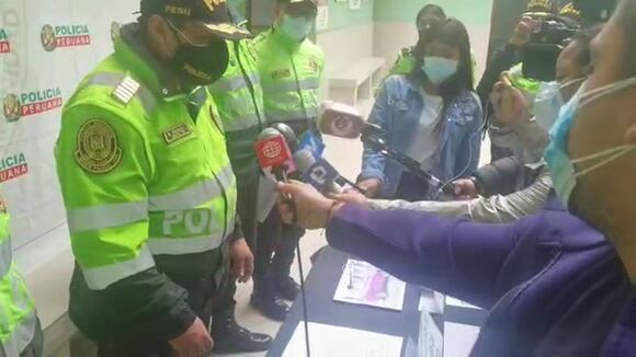 Cae banda de robacasas con granada de guerra tras impactar el auto en el que fugaban contra un camión en San Juan de Lurigancho (Video PNP)