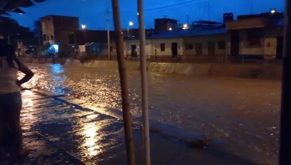 Sullana: El frontis del Hospital Temporal COVID-19 del Estadio Campeones del 36 quedó inundado por la intensa lluvia que se prolongó por varias horas. (Video Eddyn Nole)