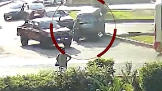 Ate: conductor de miniván atropella a policía y se fuga de intervención (VIDEO)