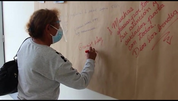 Tacna: Adultos mayores escriben mensajes de gratitud al personal de EsSalud que los vacunó | VIDEO