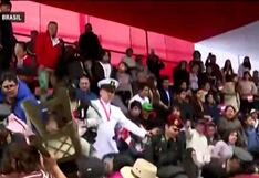 Trifulca en la tribuna del Desfile Militar: Personas empujan a policías y militares para alcanzar asientos