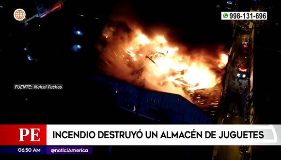 Incendio destruyó un almacén de juguetes