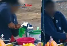 Ate: Ambulante es captada vendiendo jugo de naranja en condiciones inadecuadas (VIDEO)
