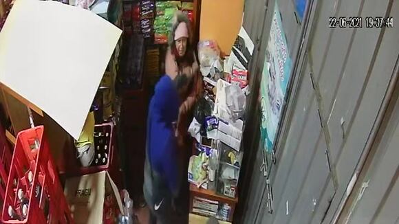 Así cayeron 9 delincuentes en pleno asalto dentro de una licorería a cuya propietaria y vigilante los tenían secuestrados. (Video: PNP)